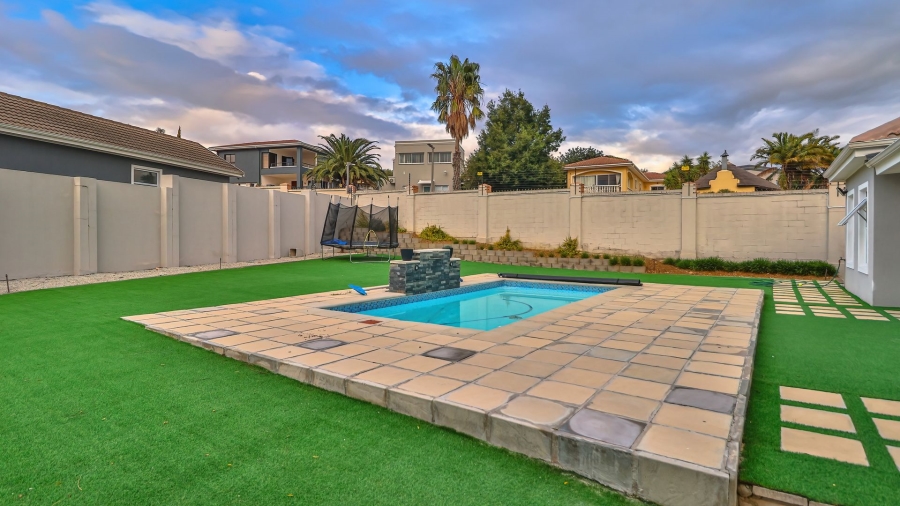 4 Bedroom Property for Sale in Dennegeur Western Cape
